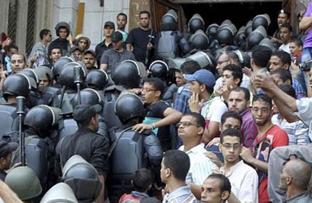 Lực lượng an ninh Ai Cập và người biểu tình.